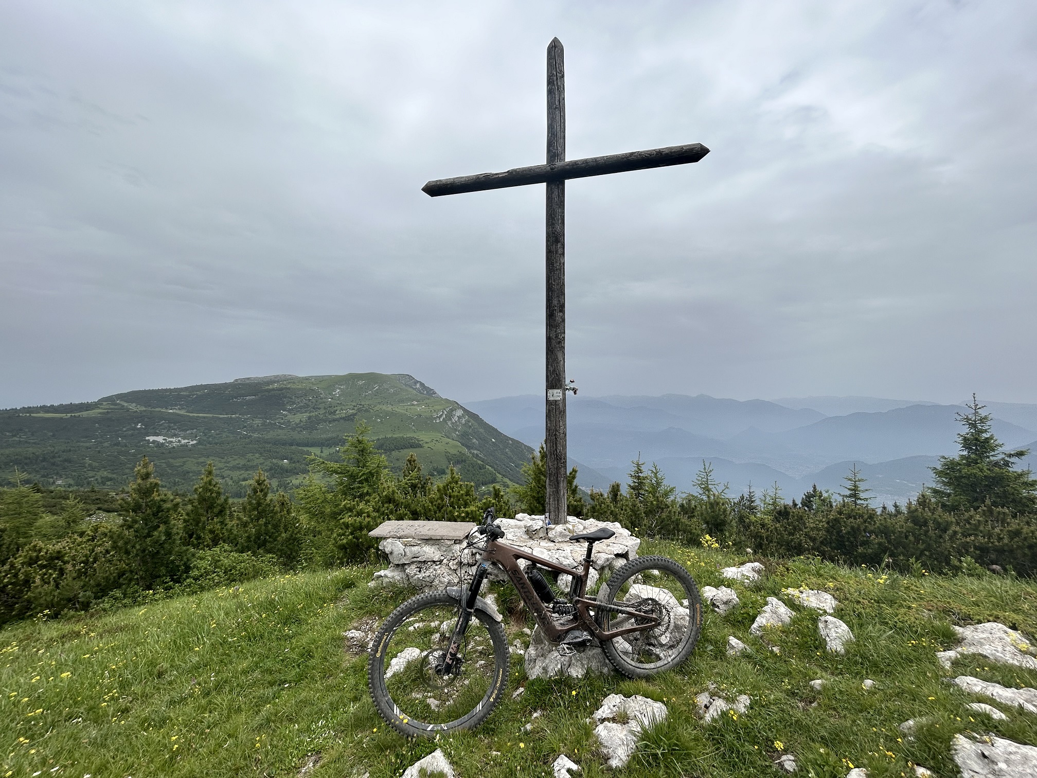 Bullit mit Gipfelkreuz kleiner.jpg