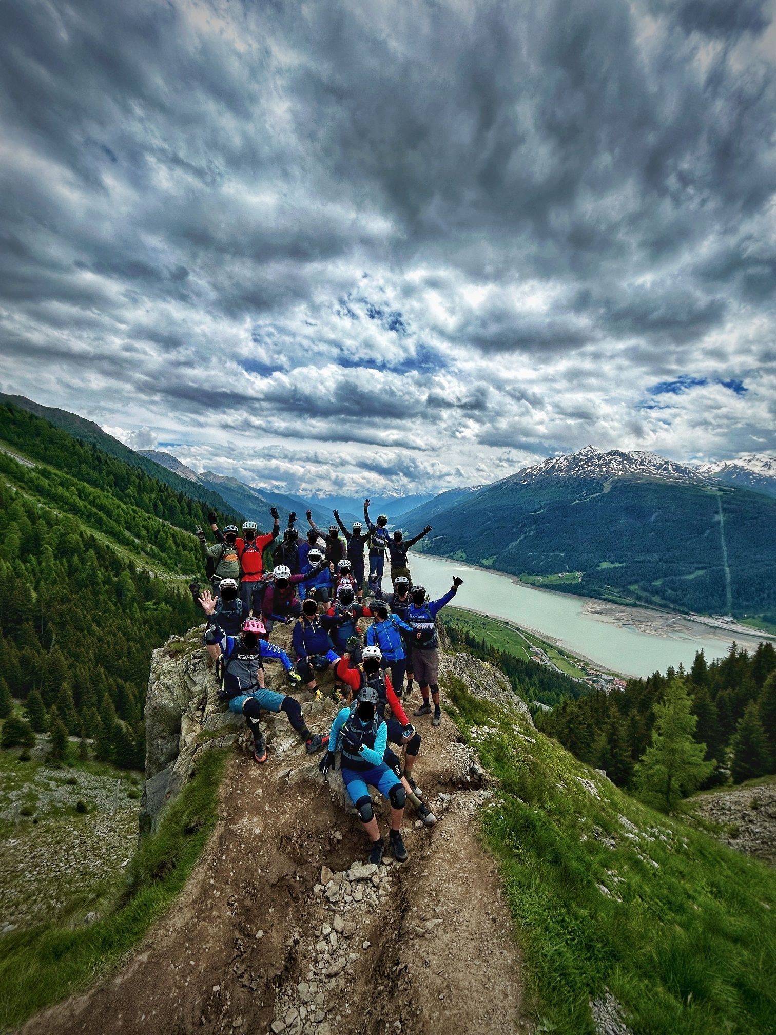 Die ganze Gruppe vor dem Reschensee verfremdet kleiner.jpg