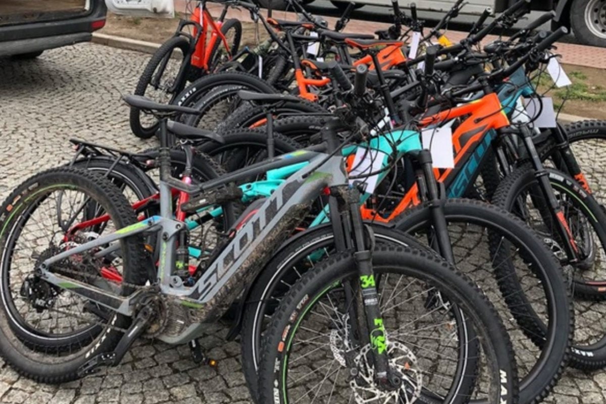 Polizei stoppt Diebe an der Grenze: E-Bikes im Wert von über 70.000 € sichergestellt