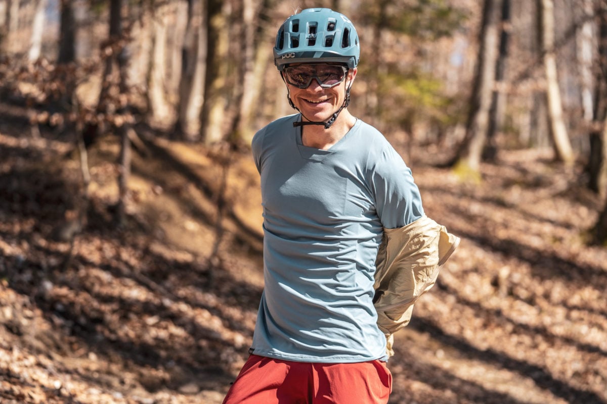 Gut gekleidet durch die Hitze: Was anziehen beim Biken im Sommer?