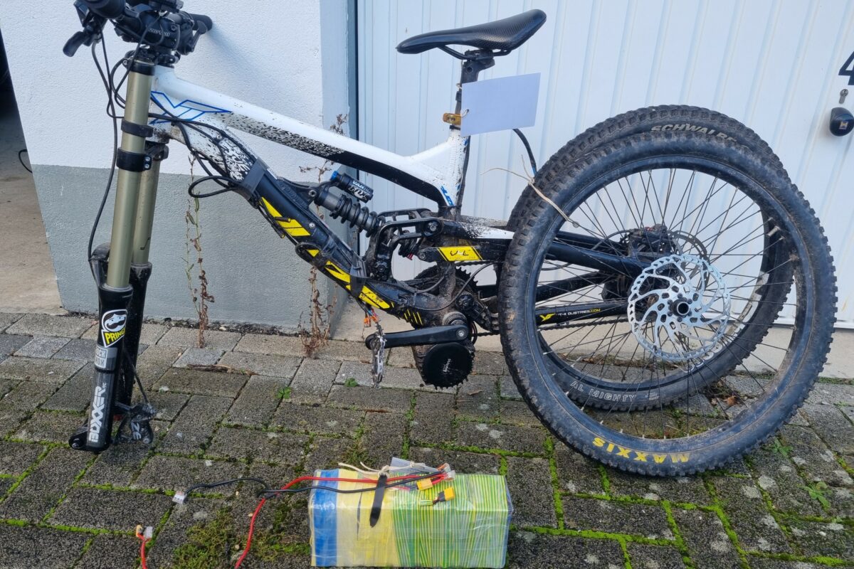 Tatü Ta TUES im Eigenbau: Teenie flüchtet mit 60 km/h YT E-Bike vor Polizei