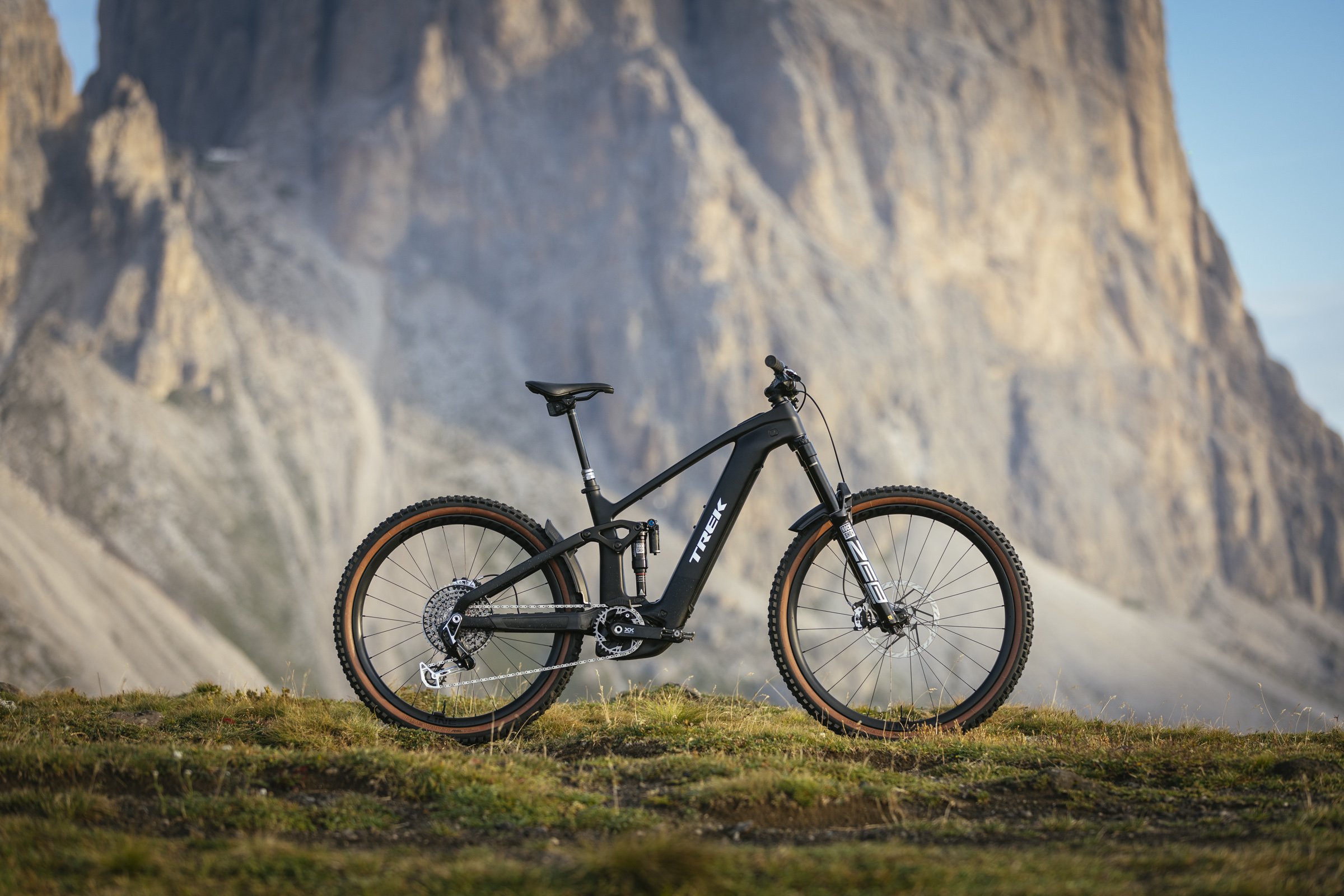 Neues Trek Rail E-MTB 2025: Erstmals mit Mullet und neuem Bosch CX-Motor